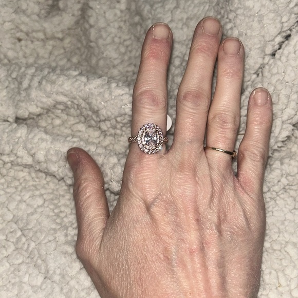 Size 6 Diamond Cubic Zirconia ring. Rose Gold Plating MSRP $144.00 NWT - Picture 4 of 4